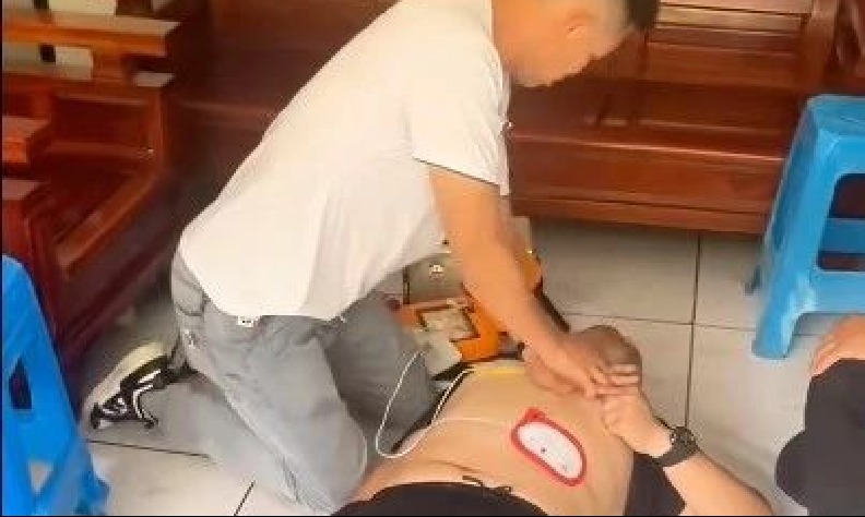 乐普AED救人案例：景区游客突发心脏骤停，2次电击除颤，挽回生命！